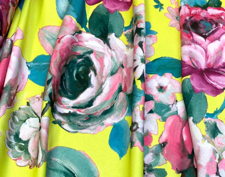 Tela Satén bielástica estampado flores fondo amarillo