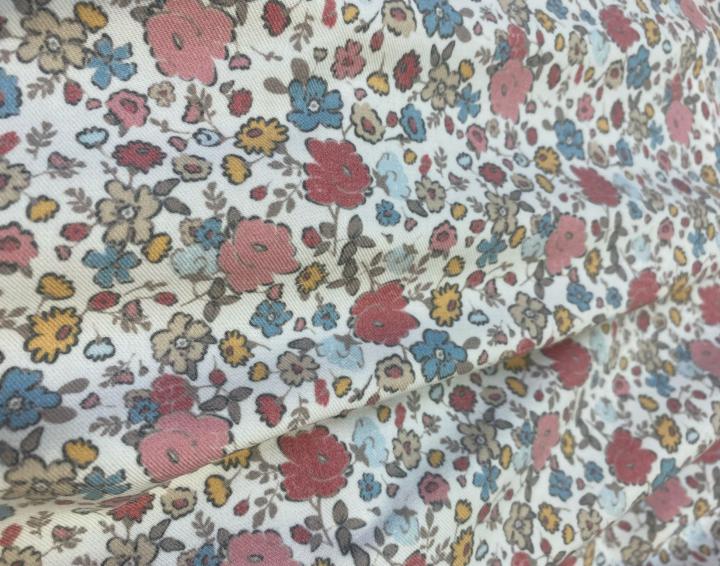 Viyela con estampado de flores en tonos rosas empolvados, azules y mostazas
