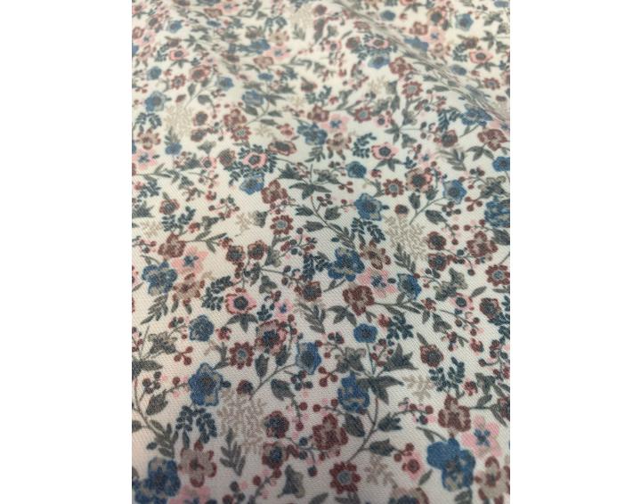 Viyela fondo blanco con estampado de florecitas en tonos azules, grises y rosas