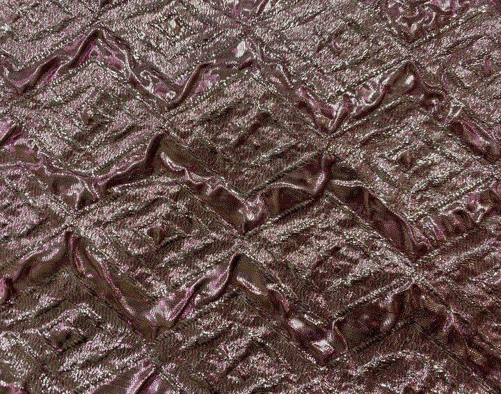 Tejido lurex rugoso con relieve en tono rosa y plata