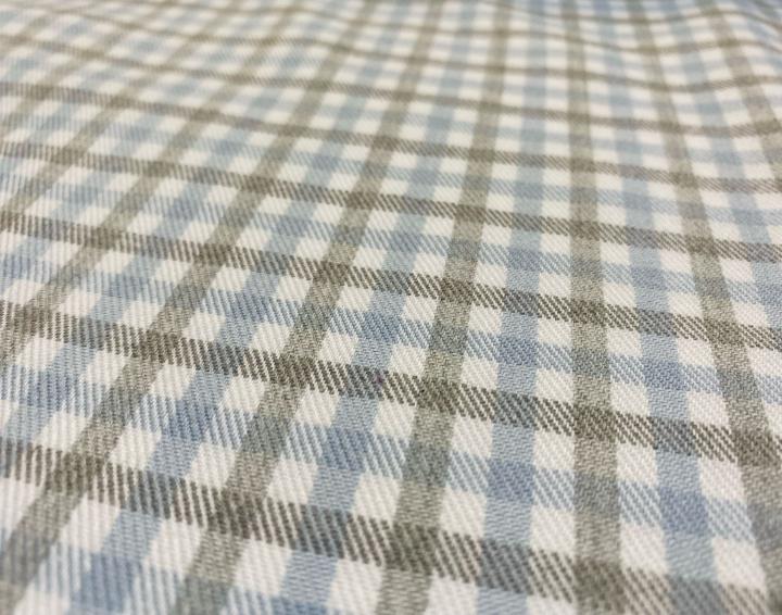 Paño muy fino, similar al tejido de viyela con estampado de cuadros en tonos azul y grises