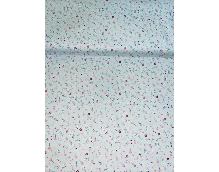 Tela algodón fondo azul cielo con estampado de florecitas en tonos rosas
