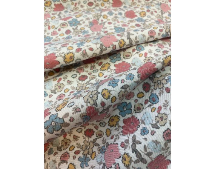 Viyela con estampado de flores en tonos rosas empolvados, azules y mostazas