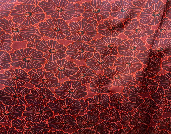 Tela satén estampado flores burdeos