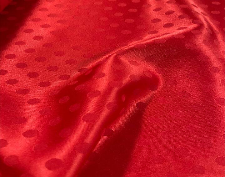 Tela satén jacquard rojo lunares  