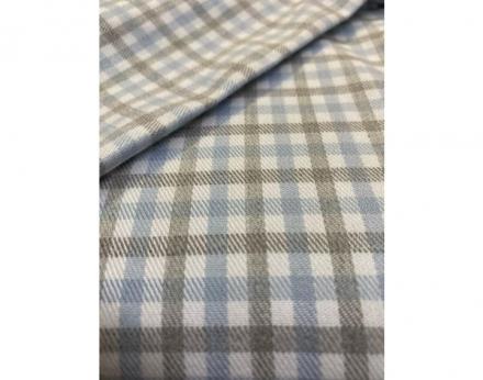 Paño muy fino, similar al tejido de viyela con estampado de cuadros en tonos azul y gris