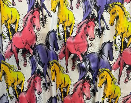 Tela satén fino estampado caballos de colores