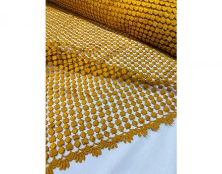 Tejido guipur en color mostaza con dibujo de cuadritos y círculos