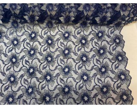 Tull azul marino con flores bordadas con hilo plata