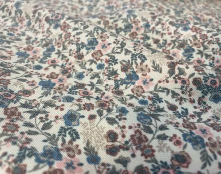 Viyela fondo blanco con estampado de florecitas en tonos azules, grises y rosas