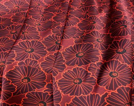 Tela satén  con estampado de flores  